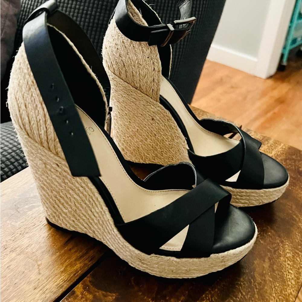 Beautiful Vince Camuto leather sandals …espadrilles. Excellent condition 💋